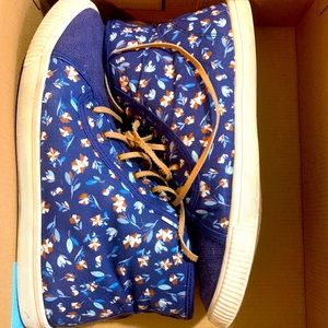 Toms Camarillo deep cobalt flower